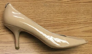 Zapatos de salón Michael Kors de cuero patentado punta de peep tacón de gatito, beige, 9 M - Imagen 1 de 9