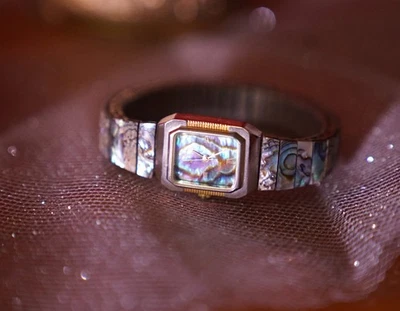 Reloj de mujer vintage esfera concha de abulón banda elástica tono plateado Foto 1 de 4