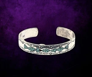 Brazalete de plata nativo americano con incrustación de chip turquesa y estampado... - Imagen 1 de 3