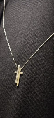 Collar Gucci Cruz Separada Diamantes Oro Blanco 18K Damas Foto 1 de 4