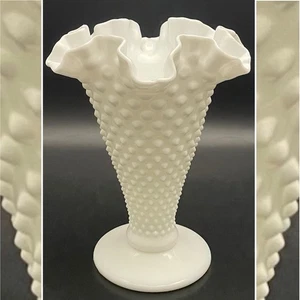 Jarrón trompeta Fenton blanco de vidrio leche con volantes rizado Hobnail c1970 EE. UU. 7,75" t - Imagen 1 de 13
