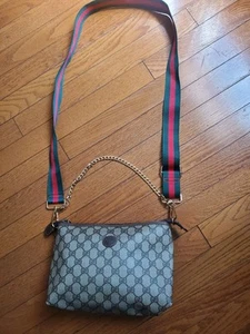 Bandolera Gucci con correa y cadena dorada - Imagen 1 de 3