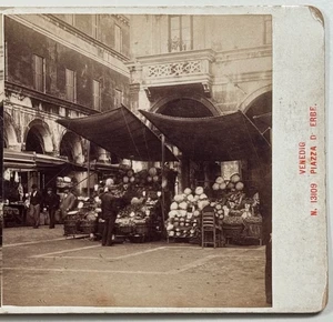 Piazza Delle Erbe in Venice - Una escena histórica de mercado tarjeta Stereoview vintage - Imagen 1 de 4