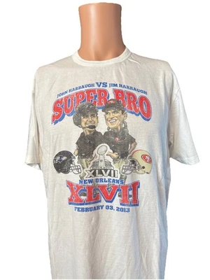 Camisa John & Jim Harbaugh SUPER BRO Super Bowl XLVII '47 Blanca Dibujos Animados Talla Grande Foto 1 de 4