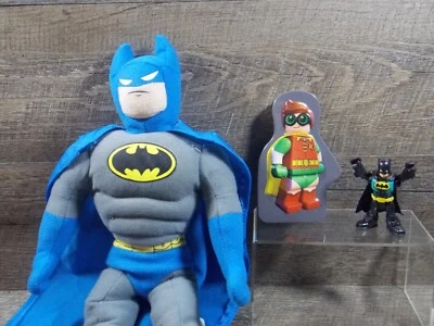 Paquete Batman: Peluche Azul de 17", Figura de 3" y Lata Lego Robin/Gato Mujer con Pegatinas Foto 1 de 4