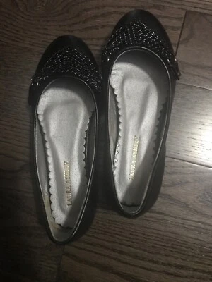 ¡Nuevo! Zapatos de vestir negros Laura Ashley para niñas con cadena de acento talla 13Y Foto 1 de 4