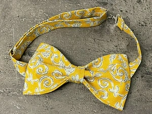 NEU individuelle orangefarbene Herren-Fliege Blumenmuster vorgebunden verstellbar Geschenk Ostern adrett - Bild 1 von 3