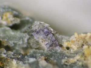 TUHUALITE de Nueva Zelanda * MINERAL DE SILICATO RARO * 0,5 cm - Imagen 1 de 3