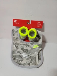 NIKE HIGH QUALITY POPULAR DESIGN INFANT BIB/BOOTIES SET 0 TO 6 MONTHS - Picture 1 of 3