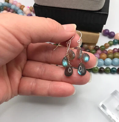 Pendientes colgantes de labradorita natural de plata de ley briolette intermitente Foto 1 de 4