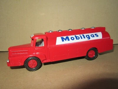 592P Gasolio 7 Kit Resina Unic ZU 121 Izoard 1954 Camion Cisterne Mobilgas 1:50 - Immagine 1 di 4