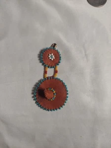 Vintage mexikanische Wildleder Leder Perlen braun Sombrero Hänger Mokassins Anstecknadel Brosche 3,5" - Bild 1 von 4