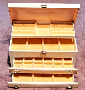 Portagioie vintage Buxton grande 4 livelli 2 cassetti crema oro pallido MCM retrò chiave - Foto 1 di 9