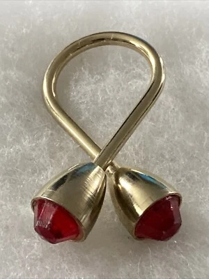 Bufanda Corbata Joya Imitación Rojo Rubí Piedra Tono Dorado Chal Torcido Hélice Clip De Colección Foto 1 de 4