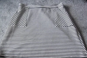SIZE 16 BLACK WHITE HORIZONTAL STRIPE STRETCH SKIRT & POCKETS 19 IN 36 W - Picture 1 of 2