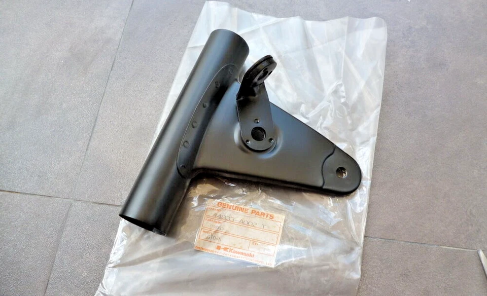 КРЫШКА ПРАВОЙ ВИЛКИ ДЛЯ KAWASAKI GTO KH125 (1 ШТ.) НОВАЯ ИЗ СТАРЫХ ЗАПАСОВ 44033-A002 - Изображение 1 из 4