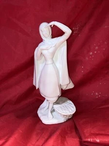 Vintage Vista Alegre Parian Biskuit Figur Frau mit einem Korb mit Fischen zu ihren Füßen - Bild 1 von 11