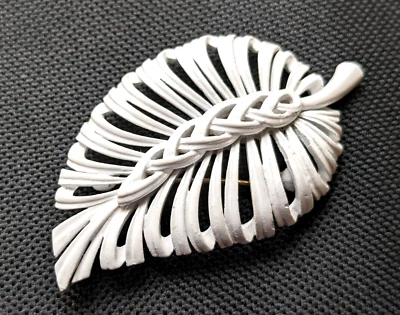 Винтажная белая эмалированная листовая брошь с подписью Моне мода 1960-х - Изображение 1 из 4