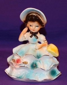 DE COLECCIÓN NIHON YOKO BOEKI CO PORCELANA NIÑA FIGURA AZUL VESTIDO CON VOLANTES GORRO - Imagen 1 de 7