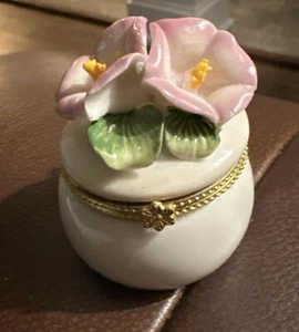 Trinket Box Hinged Flowers. Nice Vintage 2.5” X 2” B1 - Picture 1 of 5