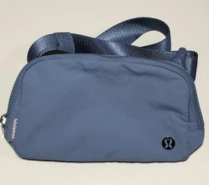 Lululemon Everywhere Gürteltasche 1L gewaschen jeansblau Fitness Freizeit Reisen gebraucht, in einwandfreiem Zustand - Bild 1 von 7