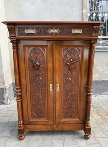 schönes Gründerzeit Vertiko Nussbaum  Vollsäule geschnitzte Füllung - Bild 1 von 8