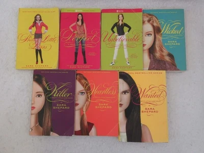 Lot of 7 Sara Shepard PRETTY LITTLE LIARS #1, 3-7 Softcovers #8 Hardcover Foto 1 de 4