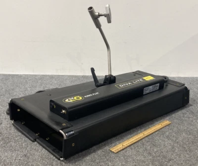 KINO FLO DIVA LITE 401 FIXTURE WITH BUILT IN BARN-DOORS w/ Power Cord - Image 1 of 4