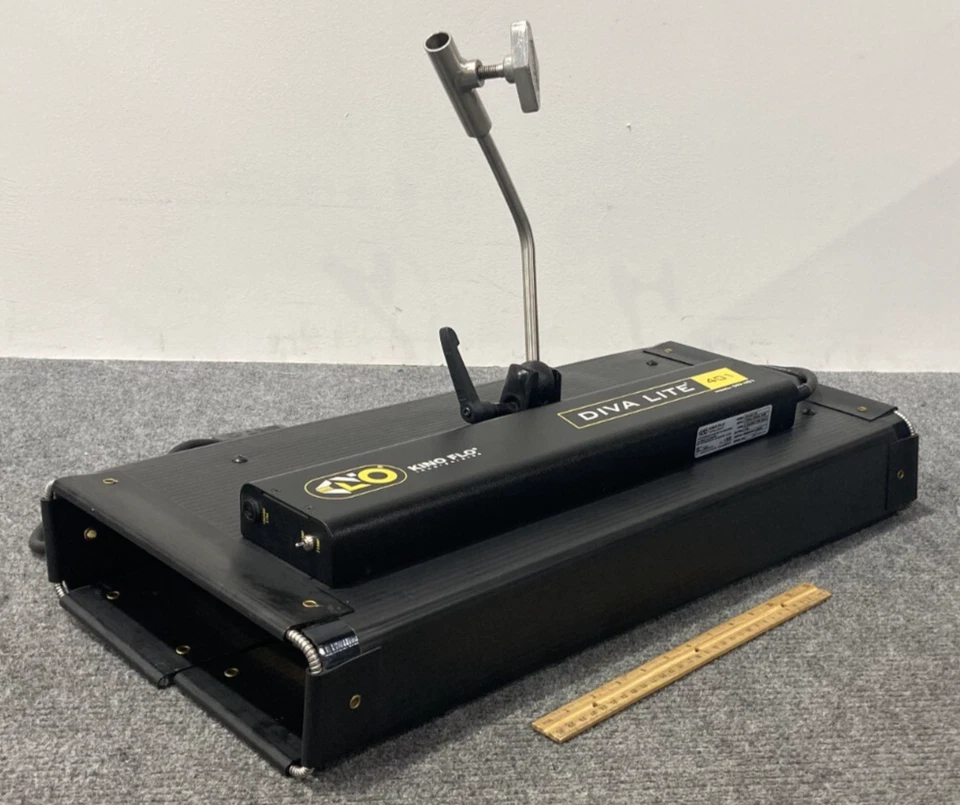 KINO FLO DIVA LITE 401 FIXTURE WITH BUILT IN BARN-DOORS w/ Power Cord - Image 1 of 4