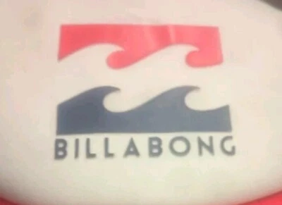 Sombrero de camionero Billabong para hombre con estampado de logotipo. Sombrero estilo camionero rojo blanco y azul. Foto 1 de 4
