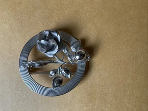 Spilla vintage rosa e bocciolo tono argento con perline oro in cerchio, spilla - Foto 1 di 4