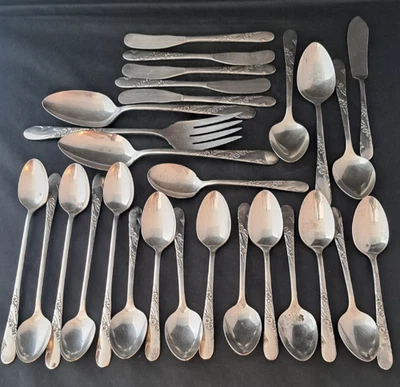 Lote de 28 cubiertos plateados de placa Tudor de la comunidad Oneida "Bridal Wreath" de 1950 Foto 1 de 4