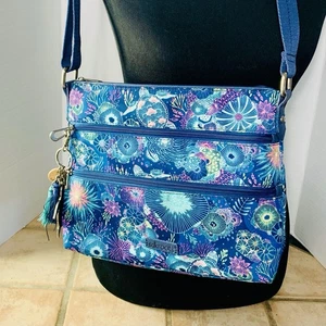 Sakroots Umhängetasche blau Meereslandschaft dreifacher Reißverschluss Handtasche Schildkröte Anhänger *LESEN* - Bild 1 von 9