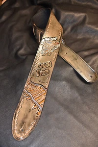 Tracolla per chitarra in pelle lavorata tutta fatta a mano in USA personalizzata "CRAZY TRAIN" cinghia 3,5" - Foto 1 di 24
