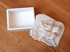 Scatola portagioie/ricordi vintage piume di gallina colore avorio 3D fiore rosa - Foto 1 di 13