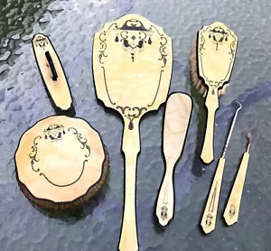 Antiguo juego de tocador de celuloide jaspeado Art Deco - espejo, cepillo, vidrio ámbar, etc. - Imagen 1 de 10