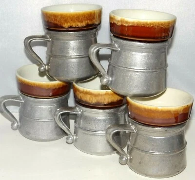 Juego de 5 tazas de café Hall Pottery esmalte marrón 2810 base de peltre aisladas Foto 1 de 4