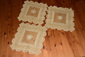 3 tlg. Set alte Deckchen mit Stickerei 32 x 32 cm Tischwäsche (3160) - Bild 1 von 3