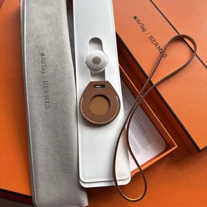 Accessorio AirTag Apple in pelle marrone Hermès mai usato con scatola - Foto 1 di 6