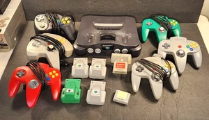 ENORME LOTE DE MANDOS DE CONSOLA NINTENDO 64 N64 Y MÁS COMO ESTÁ LOTE SIN FUNCIONAR - Imagen 1 de 7