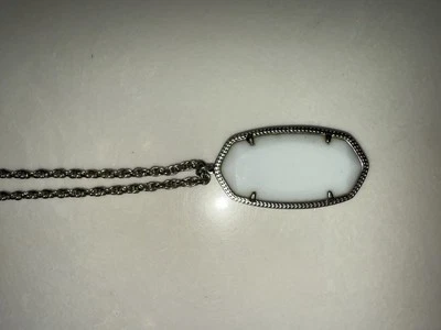 Ожерелье Kendra Scott из молочного стекла белое длинное кулон RAE посеребренное - Изображение 1 из 4