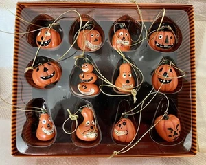 Halloween Miniatur Ornamente Harz Jack-o'-Laternen Kürbisse 1”-1,5” AMC NY - Bild 1 von 4