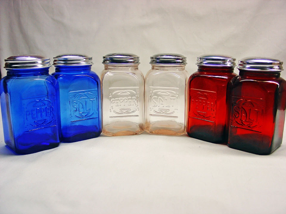 Juego de sal y pimienta de vidrio cuadrado en relieve, 1 - rojo, rosa o azul cobalto Foto 1 de 1