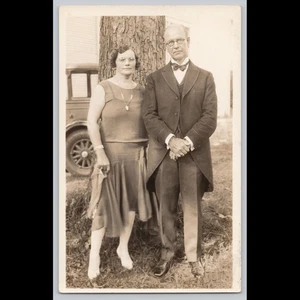 Tarjeta postal foto real pareja de pie junto al árbol de colección RPPC - Imagen 1 de 3