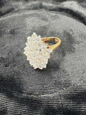 Anillo de cóctel de colección con racimo de circonita cúbica enchapado en oro amarillo de 18 k talla 7-1093 Foto 1 de 4