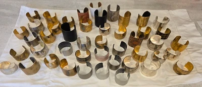 Gran Lote de 40+ Brazalete Ancho Brazalete en Blanco Mezcla de Metales y Cuero 1 1/2" a 2 3/4 Foto 1 de 4