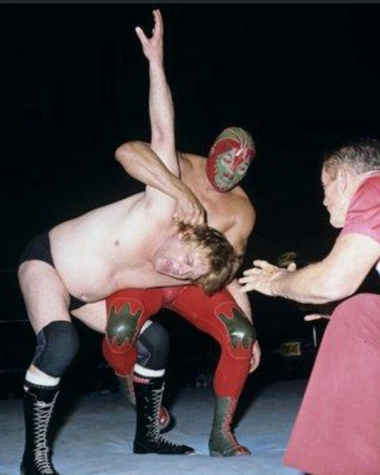 MIL MASCARAS 8X10 PHOTO WRESTLING PICTURE WWF LEG LOCK - Image 1 of 1