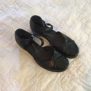 Clarks Artisan Womens Size 7.5 Black Ankle Strap Round Toe Heels Shoes TJM - Picture 1 of 7