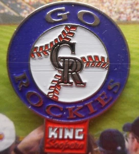 Spilla Go Rockies - DIPINGI IL GIOCO VIOLA Colorado Rockies 2002 - Foto 1 di 2