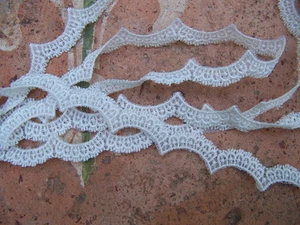 ALTE STICKEREI SPITZE FANTASIE WELLEN ECRU - 850 cm - BR 6 - Bild 1 von 1